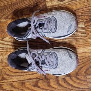 Ladie's Tennis Shoes